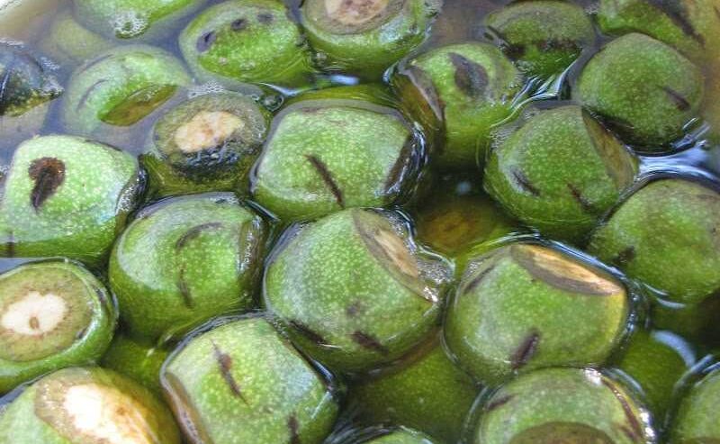 Зелені волоські горіхи у варенні: делікатес для здоров'я чи пастка для шлунка?